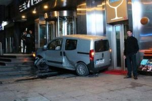 İstanbul'da trafik kazası: 1'i ağır, 2 yaralı