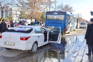 Otomobil belediye otobüsüne çarptı: 7 yaralı