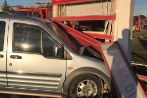 Hafif ticari araç reklam panosuna çarptı: 5 yaralı