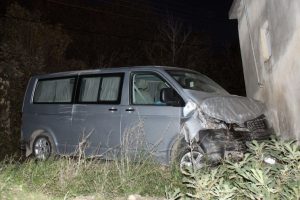 Evin duvarına çarpan minibüsün şoförü öldü