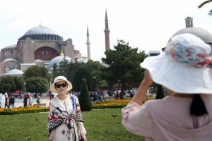 Turistler en &ccedil;ok Antalya ve İstanbul'u tercih etti