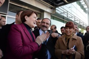 Akşener, Diyarbakır'da 3 dilli pankartlar ile karşılandı