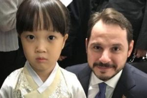 Bakan Albayrak, Ayla filminin minik yıldızıyla fotoğraf &ccedil;ektirdi
