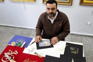 Buğday sapını 'hat sanatına' d&ouml;n&uuml;şt&uuml;r&uuml;yor