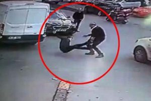 Bı&ccedil;akla saldırdı dakikalarca dayak yedi! &Ccedil;evredekiler haklı bulunca...