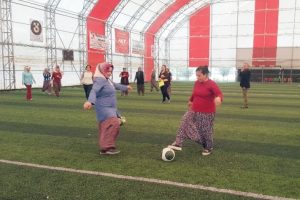 Kadınlar şalvarlarıyla sahadaydı
