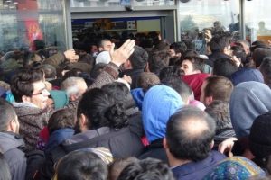 El ele verip, &ouml;ne ge&ccedil;irdiler! İzdiham yaşandı