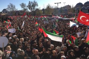 İstanbul'da Fatih Camii'nde Kud&uuml;s protestosu