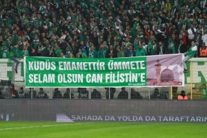 Bursasporlu taraftarlardan g&ouml;rsel ş&ouml;len
