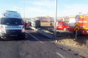 Siirt'te kamyon devrildi: 4 yaralı