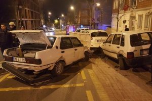 Bursa plakalı ara&ccedil; park halindeki 8 araca &ccedil;arpıp ka&ccedil;tı