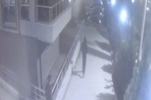 Bursa'da evlere dadanan hırsızlar g&uuml;venlik kamerasında!