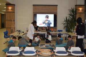 Bursa'da &ouml;ğrenciler yaptıkları kodlamayla robotları dans ettirdi