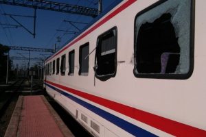 Tren hemzemin ge&ccedil;itte tıra &ccedil;arptı: 13 yaralı