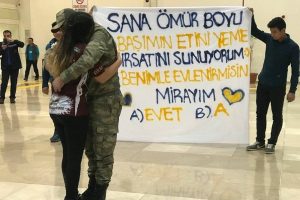 Teskere d&ouml;n&uuml;ş&uuml; havalimanında evlenme teklifi