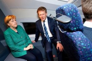 Almanya'da Merkel'in a&ccedil;ılışına katıldığı tren yolda kaldı