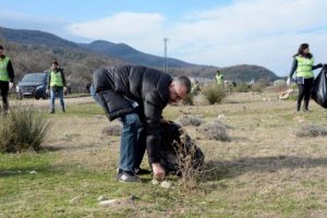 Bursa'da Karacabey longoz ormanında çevre temizliği