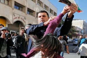 İşgalci İsrail g&uuml;&ccedil;leri yine saldırdı: 12 yaralı