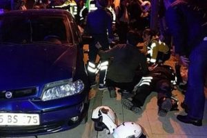 Otomobil yunus polislerine &ccedil;arptı: 2 polis yaralı