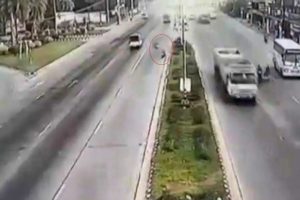 Tırdan fırlayan tekerlek can aldı