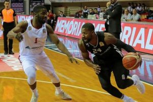 Kartal potada y&uuml;ksekten u&ccedil;uyor