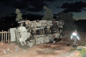 Beton d&ouml;kme aracının altında kalan iş&ccedil;i hayatını kaybetti