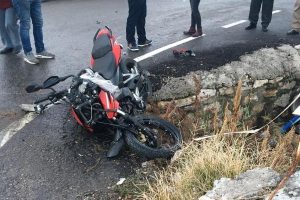Otomobil ile &ccedil;arpışan motosikletli &ouml;ld&uuml;