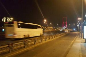 K&ouml;pr&uuml;de bu kurala uymayana b&uuml;y&uuml;k ceza! Hem ceza, hem geri gidecek...
