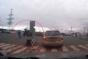Virajı alamayan kamyon b&ouml;yle devrildi