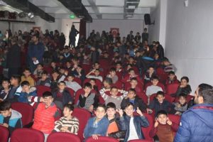 Kayyum 2 bin 542 &ouml;ğrenciyi tiyatro ile tanıştırdı