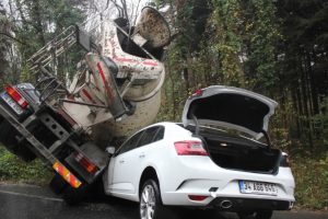 Beton mikseri devrildi, faciadan d&ouml;n&uuml;ld&uuml;