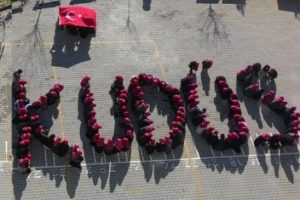 Kız &ouml;ğrencilerden anlamlı koreografi