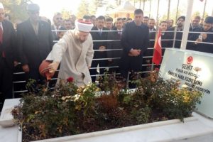 Diyanet İşleri Başkanı &Ouml;mer Halisdemir'in mezarında