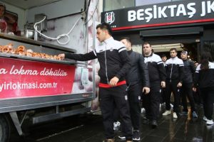 Beşiktaş Kul&uuml;b&uuml; şehitler i&ccedil;in lokma dağıttı