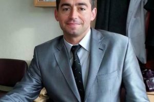 Yolda y&uuml;r&uuml;rken başına sıva d&uuml;şen &ouml;ğretmen ağır yaralandı