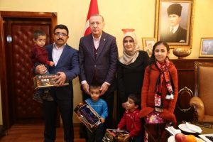 Cumhurbaşkanı minik adaşları ile g&ouml;r&uuml;şt&uuml;