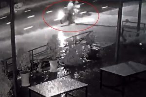 Motosiklet aydınlatma direğine &ccedil;arptı