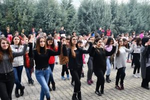 Bursa İneg&ouml;l'de gen&ccedil;ler halk danslarını &ouml;ğreniyor
