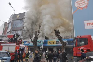 Bursa'da dekorasyon dükkanı alev alev yandı