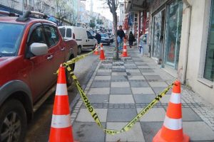 Binadan d&uuml;şen beton par&ccedil;ası &ouml;ğretmeni ağır yaraladı