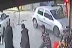 Freni tutmayan otomobil &ccedil;iğ k&ouml;fteciye girdi