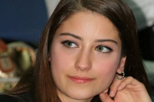 Hazal Kaya acı haberle yıkıldı