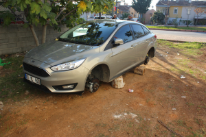 Park halindeki otomobilinin t&uuml;m lastiklerini &ccedil;aldılar