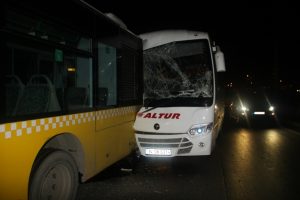 Havalimanı &ccedil;alışanlarını taşıyan servis kaza yaptı!