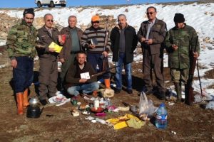 Nesli t&uuml;kenmekte olan Saka kuşunu avlayan 3 kişi yakalandı