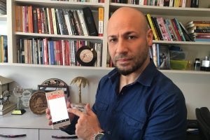 &Uuml;nl&uuml; yazarın kitabını &ccedil;alan kişi hayranı &ccedil;ıktı