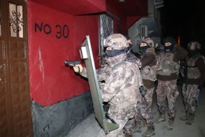 25 adrese ter&ouml;r operasyonu: 13 g&ouml;zaltı