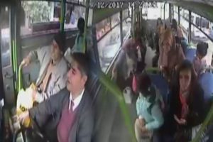 Fenalaşan yolcuyu hastaneye otob&uuml;s şof&ouml;r&uuml; g&ouml;t&uuml;rd&uuml;