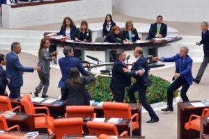 B&uuml;t&ccedil;e g&ouml;r&uuml;şmelerinde kavga! 'Senin ne mal olduğunu biliyorum'