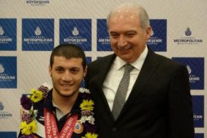 D&uuml;nya şampiyonu y&uuml;z&uuml;c&uuml;ye ev hediyesi